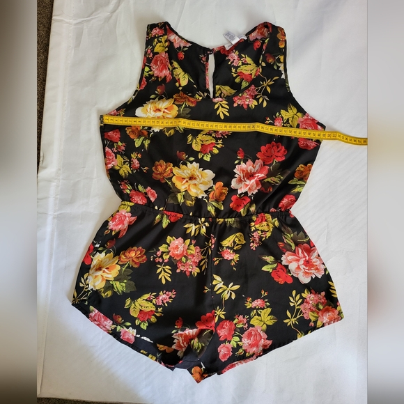 Ambiance - 🖤❤️🤎💛 Floral Romper **(Tag says SIZE L) But it fits like a SMALL** - Picture 1 of 11